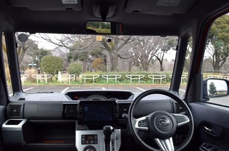 ほぼ直立した大型のフロントウインドウ。パノラマビューを楽しめる