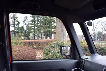 天井が高いので、もちろん窓もビッグサイズ！　正方形に近い