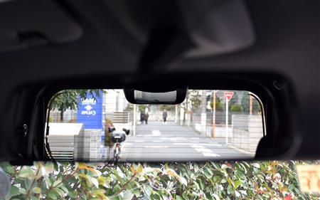 ルームミラー越しに後方の視界を撮影。リヤアンダーミラーで、車両の真後ろを確認することができる