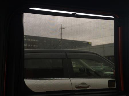 後部座席の日差しを軽減する格納式のサンシェード