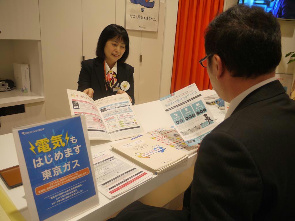 東京ガスはガス機器販売店で積極的に家庭用電力サービスの契約を働き掛ける＝東京都港区の東京ガスライフバル港