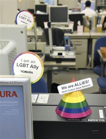 ＬＧＢＴに理解があることを伝えるため、パソコンのモニターなどに貼られた「Ａｌｌｙ」のステッカー＝東京都中央区の野村証券