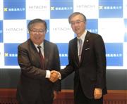サイバーセキュリティーで共同研究を始める日立製作所の小島啓二執行役常務最高技術責任者（ＣＴＯ、右）と慶大の村井純環境情報学部長＝２９日、東京都港区