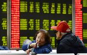 北京の証券会社で、大幅下落した上海市場の株価を見る個人投資家＝２９日（共同）