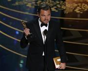 ５度目の正直で手にした悲願のオスカーを握りしめ、喜びを語るレオナルド・ディカプリオさん＝２月２８日、米ハリウッド（ロイター）
