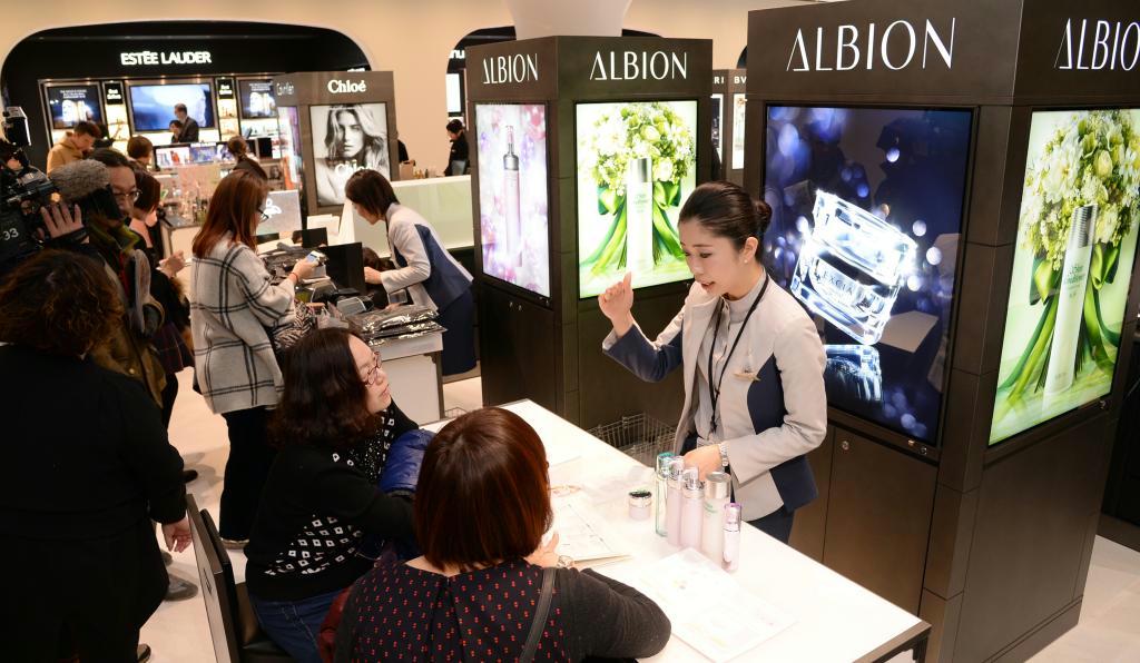 外国人旅行客らで混み合う三越銀座店の空港型免税店「ＪａｐａｎＤｕｔｙＦｒｅｅＧＩＮＺＡ」。１月末にオープンした＝東京都中央区