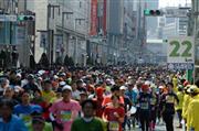 東京マラソンで銀座を走る参加者たち＝２月２８日、東京都中央区