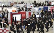 千葉市の幕張メッセで開かれた合同会社説明会で、企業ブースを回る学生＝１日午前