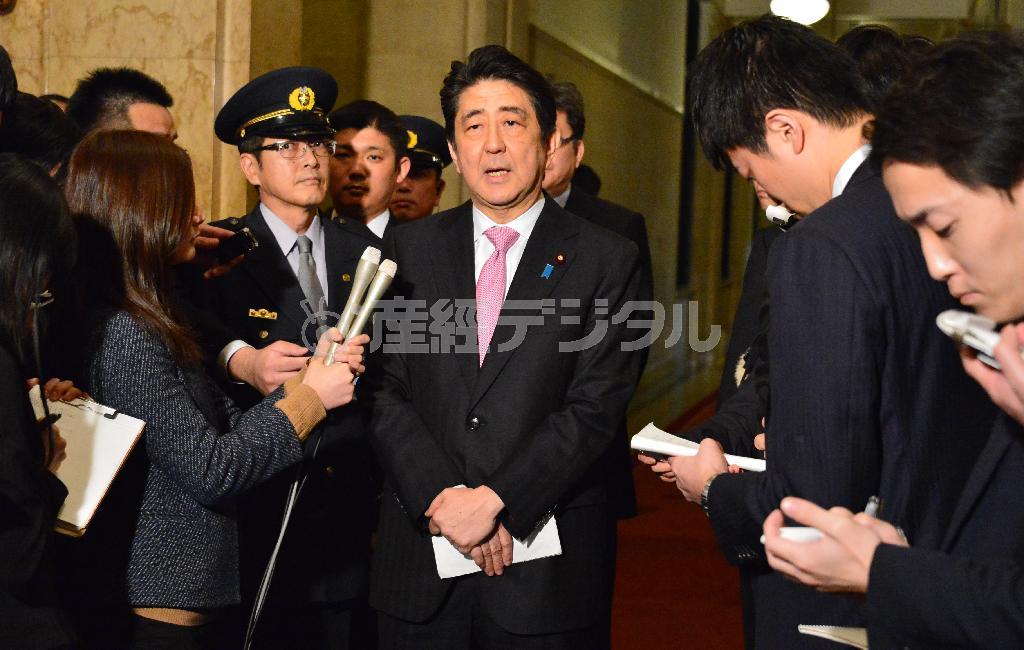 記者の質問に答える安倍晋三（しんぞう）首相＝２０１６年３月１日午後、国会（斎藤良雄撮影）