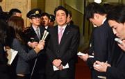 記者の質問に答える安倍晋三（しんぞう）首相＝２０１６年３月１日午後、国会（斎藤良雄撮影）