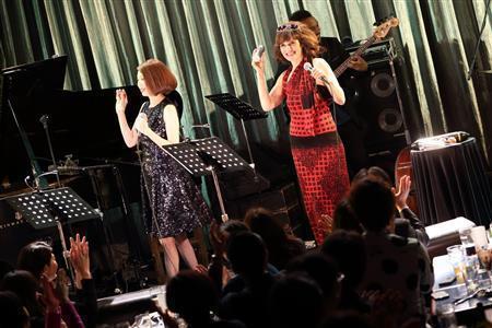 野宮真貴（のみや・まき、左）さんと「ウィークエンド」をデュエットする私（クレモンティーヌさん）。とても楽しい一時でした＝２０１６年２月２５日、東京都港区（山路ゆかさん撮影、提供写真）