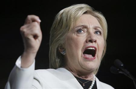 １日、米フロリダ州マイアミで支持者を前に演説するクリントン氏（ロイター）