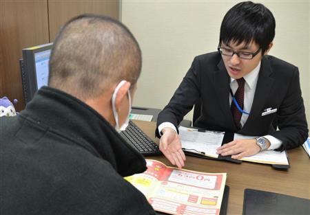 住宅ローン借り換えの相談に銀行を訪れた男性＝東京都中央区