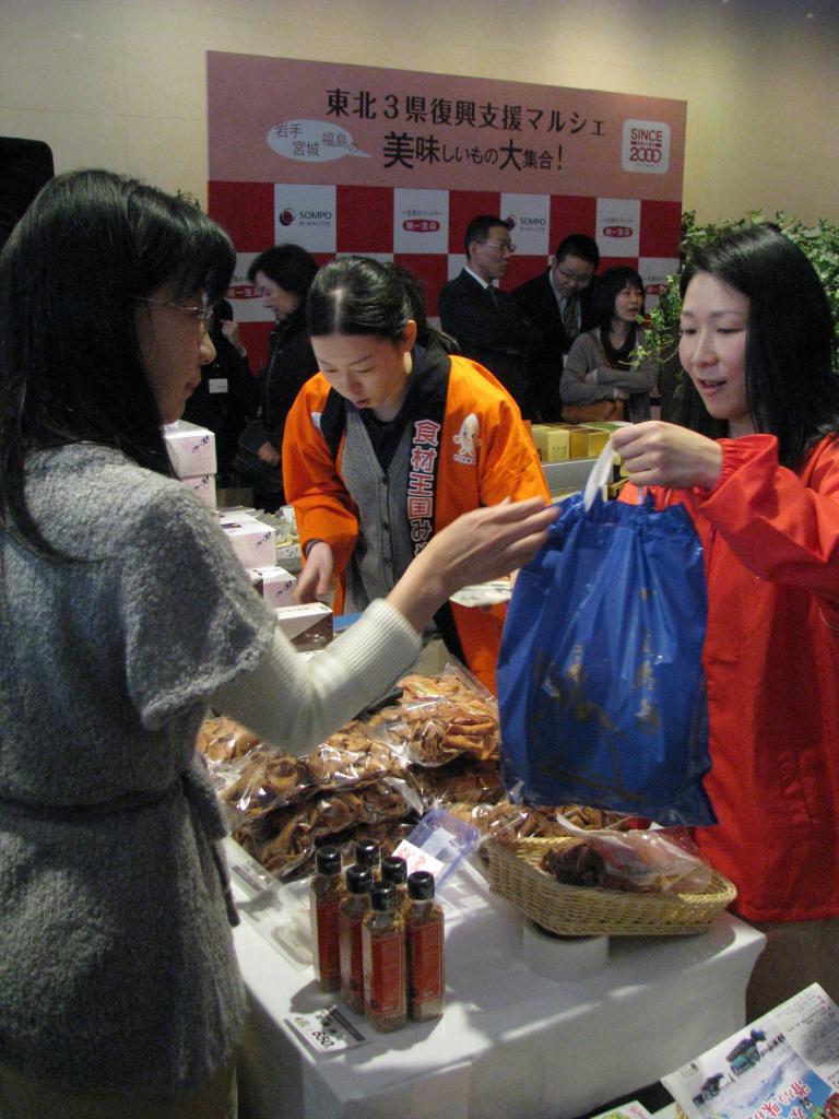 損保ジャパン日本興亜ホールディングスと第一生命保険が共同で開いた「東北３県復興支援マルシェ」＝２日、東京都中央区