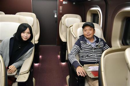 北陸新幹線の最上級車両「グランクラス」でくつろぐ中川家礼二（右）と鈴川絢子