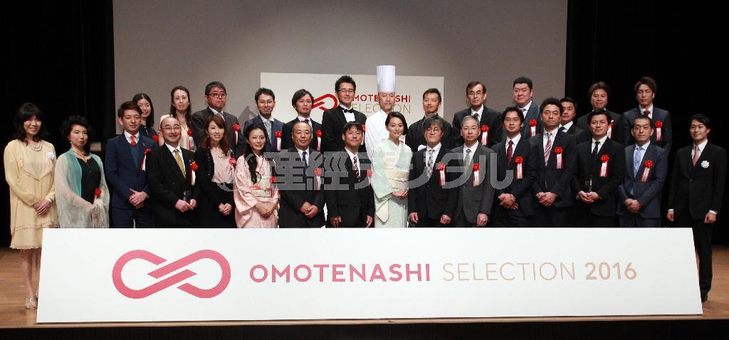 金賞を受賞した企業の出席者らとプレゼンターの本上まなみさん（前列左から９人目）＝２０１６年３月２日、東京都中央区（荻窪佳撮影）