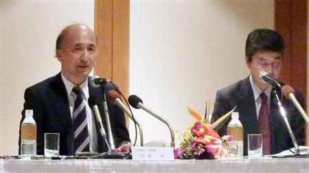 記者会見する日銀の中曽宏副総裁（左）ら＝３日午後、那覇市