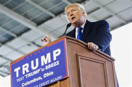 １日、米中西部オハイオ州コロンバスの空港で演説するトランプ氏（ＡＰ）