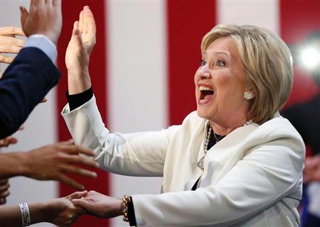 １日、米フロリダ州マイアミで、支持者らに笑顔をみせるクリントン氏（ＡＰ）