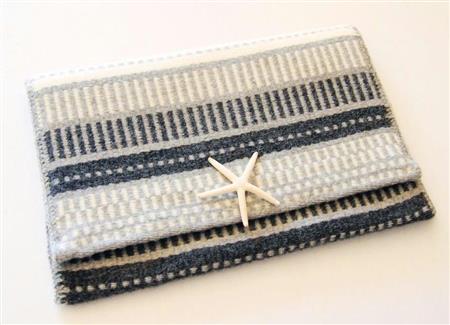 宮城県石巻市の女性らが作ったクラッチバッグ