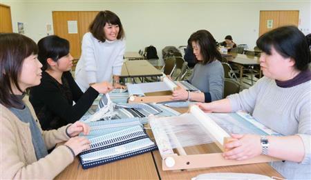 機織り機でバッグを作る、講師の赤坂智子さん（右端）と「ビヨンドザリーフ」の楠佳英社長（左から３人目）＝１月２９日、宮城県石巻市