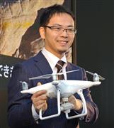 障害物を回避できる新型のドローン「ファントム４」を発表したＤＪＩ日本法人の呉韜社長＝３日、東京都港区（後藤徹二撮影）