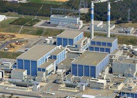 北陸電力志賀原発。右から１号機、２号機＝２０１４年４月、石川県志賀町
