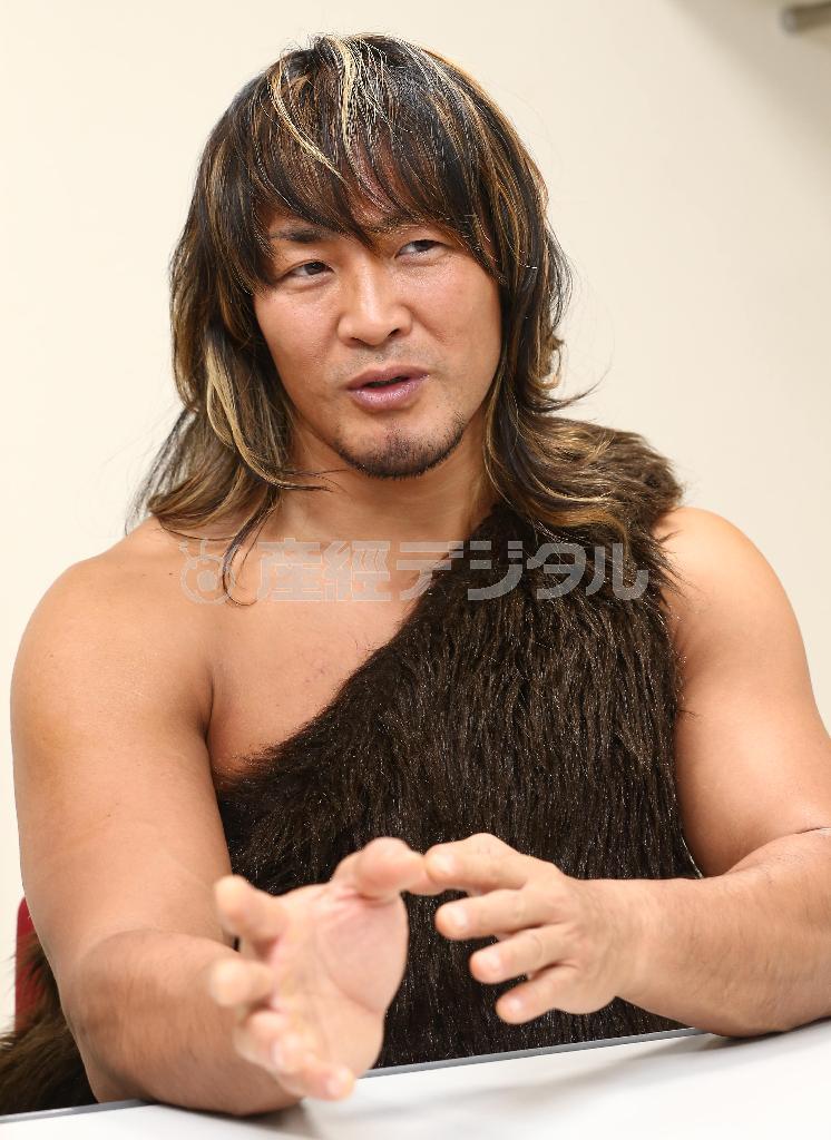 スタジオで緊張して声がか細くなってしまった棚橋弘至（ひろし）＝２０１６年２月２１日、東京都千代田区（春名中撮影）