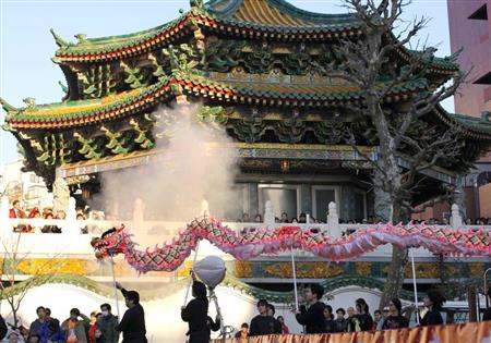 中華街で春節の祝いを舞う巨大龍＝２月１１日、横浜市（ＡＰ）