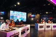 「ｅ－Ｓｐｏｒｔｓ」の大会で対戦する参加者＝１月、東京・秋葉原