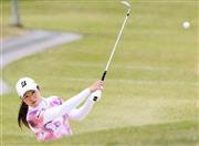 １０番でバンカーショットを放つ西山ゆかり＝２０１６年３月４日、沖縄県南城市の琉球ＧＣ（共同）