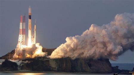 エックス線天文衛星を搭載して打ち上げられるＨ２Ａロケット＝２月１７日、鹿児島県の種子島宇宙センター