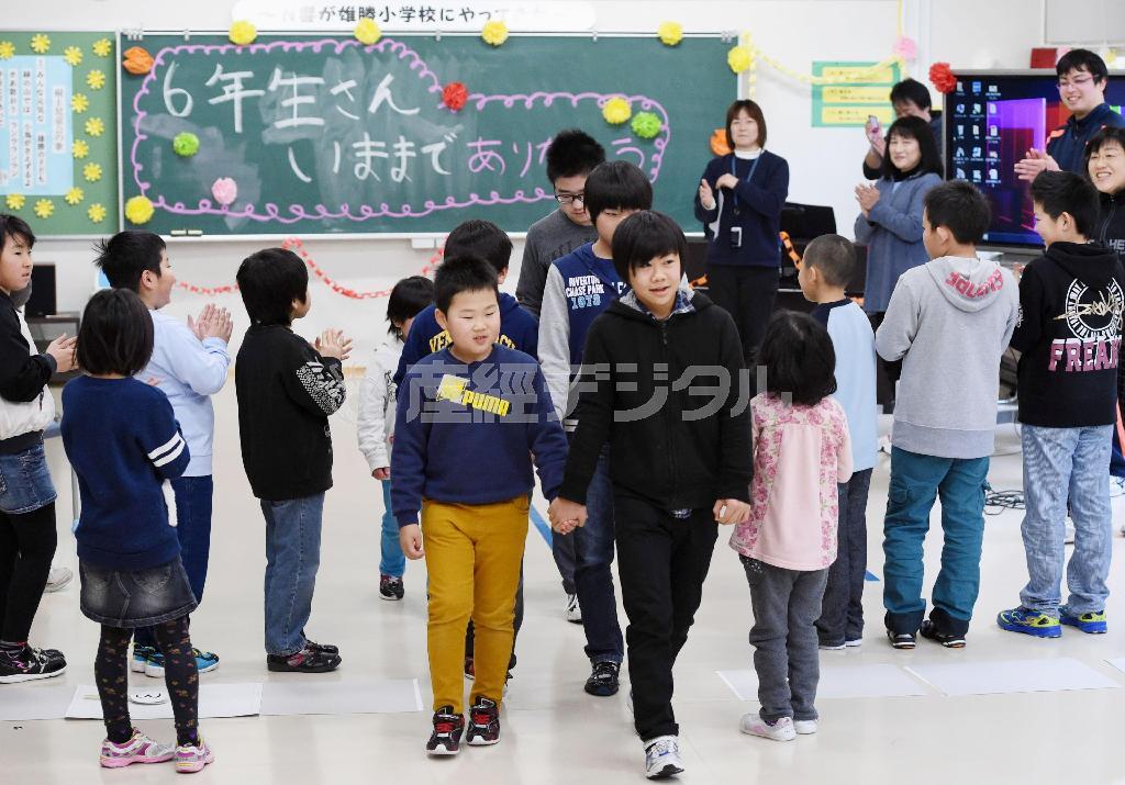 宮城県石巻市の雄勝小で開かれた６年生を送る会。３人だけの卒業生が、下級生と手をつないで入場してきた＝２０１６年３月２日（共同）