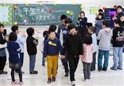 宮城県石巻市の雄勝小で開かれた６年生を送る会。３人だけの卒業生が、下級生と手をつないで入場してきた＝２０１６年３月２日（共同）