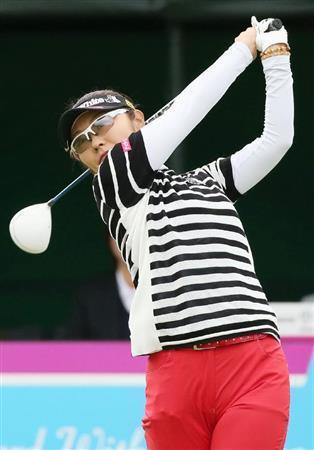 第３日、通算３アンダーで５位の藤田さいき。１番でティーショットを放つ＝２０１６年３月５日、沖縄県南城市の琉球ＧＣ（共同）