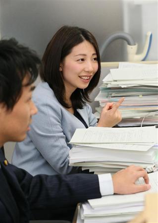 京都党の議員同士で談笑する党代表の江村理紗市議=2月24日、京都市役所(志儀駒貴撮影)