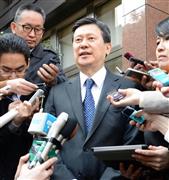 ロッテホールディングスの臨時株主総会終了後に取材に応じる創業者長男の重光宏之氏＝６日、東京都新宿区のロッテ本社前