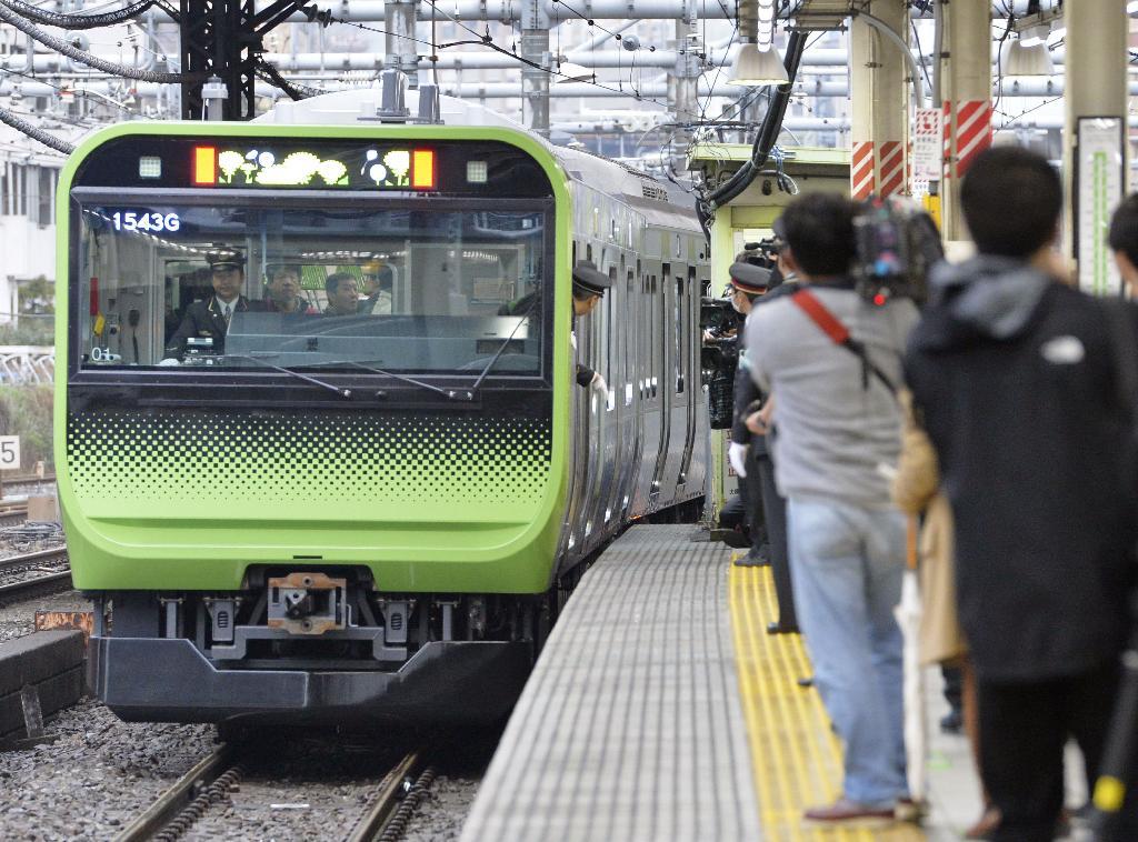 営業運転を再開した山手線の新型車両Ｅ２３５系＝７日午後、ＪＲ大崎駅