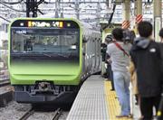 営業運転を再開した山手線の新型車両Ｅ２３５系＝７日午後、ＪＲ大崎駅