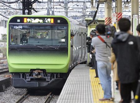 営業運転を再開した山手線の新型車両Ｅ２３５系＝７日午後、ＪＲ大崎駅