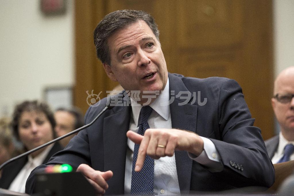 米下院司法委員会の公聴会で、スマートフォンのロック解除問題をめぐり証言する米連邦捜査局（ＦＢＩ）のジェームズ・コミー長官＝２０１６年３月１日、米国・首都ワシントン（ゲッティ＝共同）
