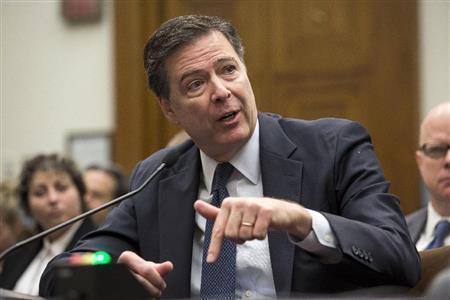 米下院司法委員会の公聴会で、スマートフォンのロック解除問題をめぐり証言する米連邦捜査局（ＦＢＩ）のジェームズ・コミー長官＝２０１６年３月１日、米国・首都ワシントン（ゲッティ＝共同）