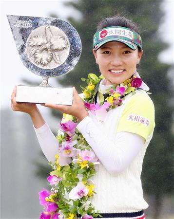 優勝トロフィーを手にするテレサ・ルー＝２０１６年３月７日、沖縄県南城市の琉球ＧＣ（共同）