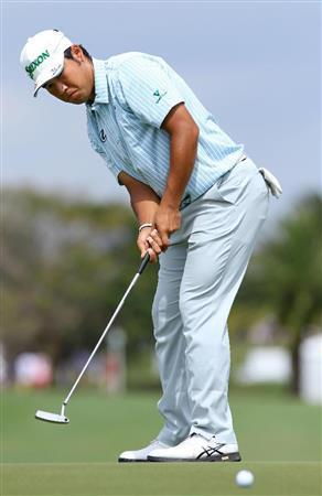 第３ラウンド、１７番でパットを放つ松山英樹＝２０１６年３月５日、米フロリダ州ドラルのトランプナショナル・ドラル（共同）