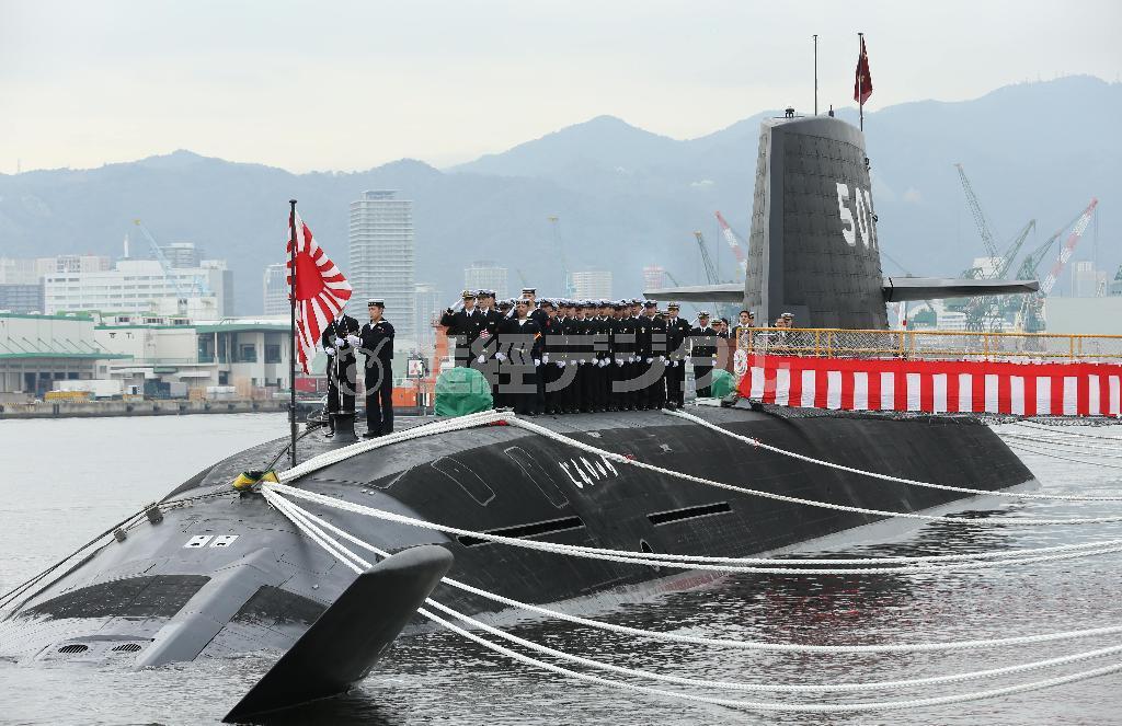 引き渡しされた潜水艦「じんりゅう」＝７日午前、神戸市兵庫区（彦野公太朗撮影）