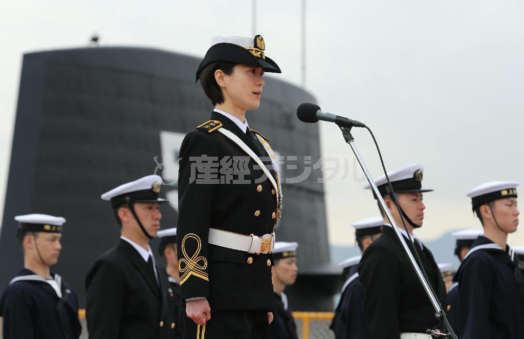 式典で歌う海自音楽隊の三宅由佳莉さん＝７日午前、神戸市兵庫区（彦野公太朗撮影）
