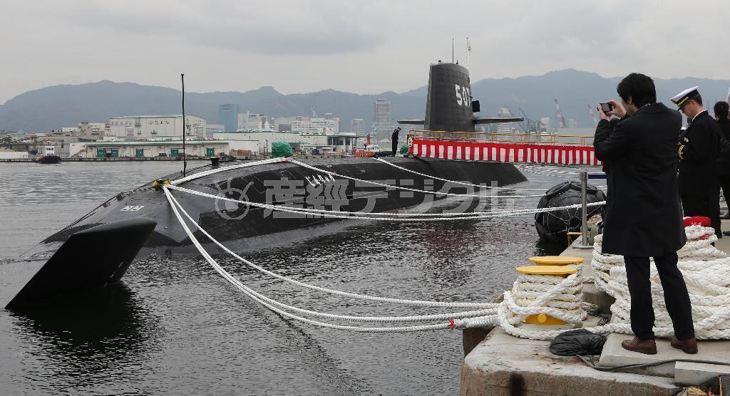 引き渡しされる「じんりゅう」＝７日午前、神戸市兵庫区（彦野公太朗撮影）