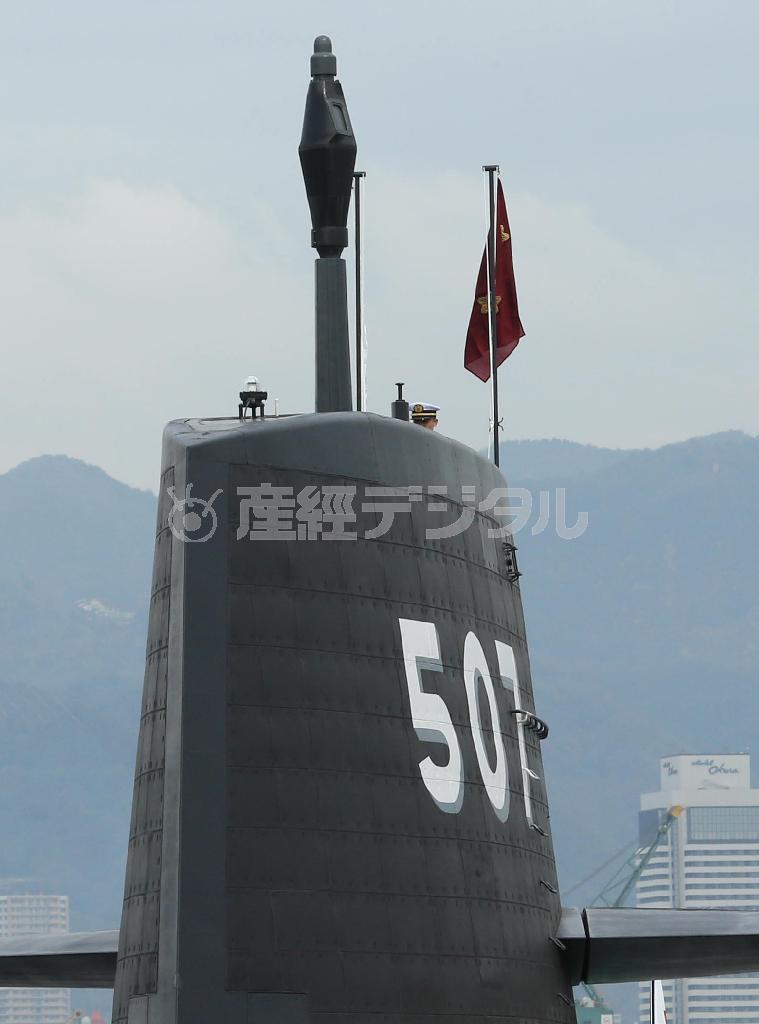引き渡された潜水艦「じんりゅう」＝７日午前、神戸市兵庫区（彦野公太朗撮影）