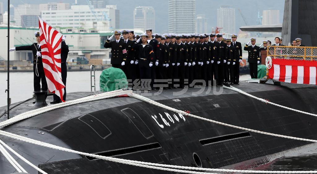 引き渡された潜水艦「じんりゅう」＝７日午前、神戸市兵庫区（彦野公太朗撮影）