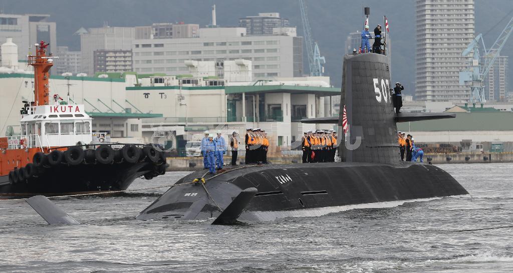 引き渡され出港する潜水艦「じんりゅう」＝７日午後、神戸市兵庫区（彦野公太朗撮影）